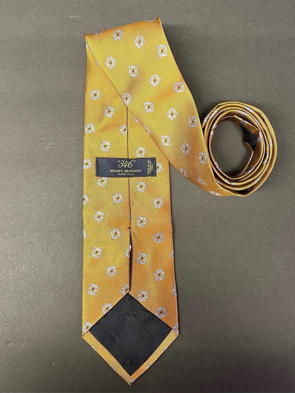 Brooks Brothers 346 Mens Pure Silk
Woven Tie Gold Blue Geometric
Design